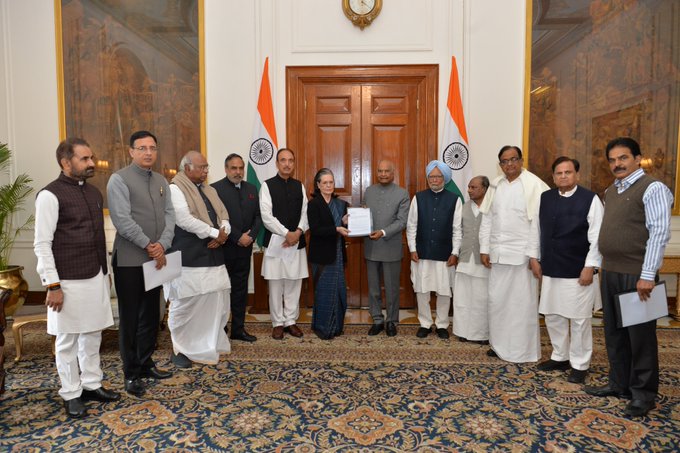 Sonia-led Cong delegation meets President