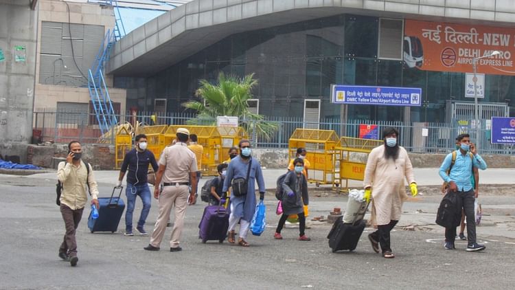 Stranded hotel workers work as coolies at New Delhi station